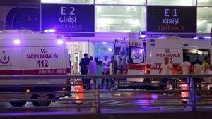 Se elevan a 28 los muertos por dos explosiones en aeropuerto de Estambul 
 

