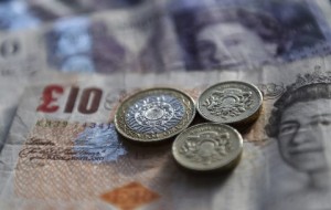 La libra esterlina se desploma y los mercados globales tambalean tras apoyo al referéndum Brexit