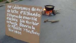 Comunitarios de Nagua preparan sancocho en plena calle como forma de protesta