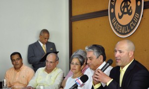 Águilas Cabaeñas presentan a Manny Acta como  nuevo vicepresidente ejecutivo del equipo