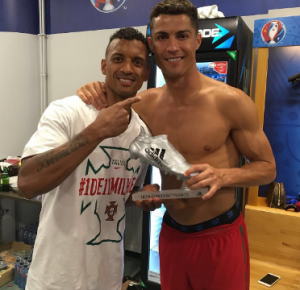 Lindo gesto: Cristiano Ronaldo le regala a Nani la Bota de Plata de la Eurocopa 2016