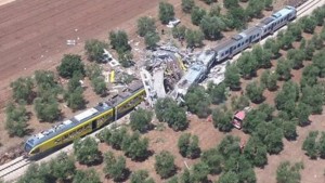  AL MENOS 12 MUERTOS EN CHOQUE DE TRENES EN ITALIA