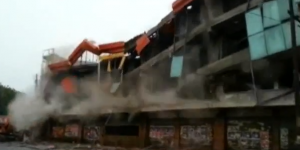 India: Demuelen un centro comercial sin evacuarlo antes 