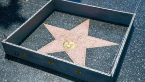 Levantan un muro fronterizo en la estrella de Donald Trump