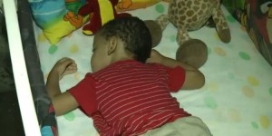 Madre solicita ayuda para operar hijo con sordera