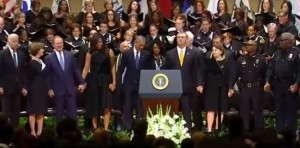 Bush causa polémica en funeral de policías muertos en Dallas por bailar 