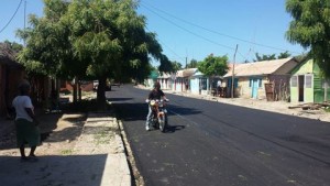 Azua: asfaltan calles de Guayacanal tras 20 años de abandono

