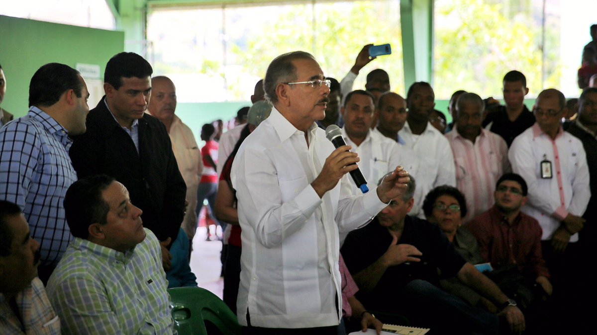 Medina visita Hondo Valle y promete reforestar montañas para tener agua