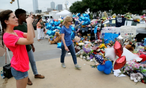 Comunidad negra en Dallas intenta seguir movilizada tras la tragedia  