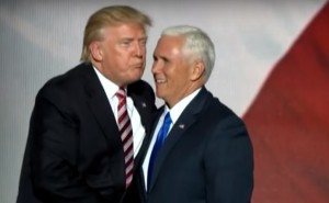 El vergonzoso beso que Trump no pudo darle a su candidato a vicrepresidente