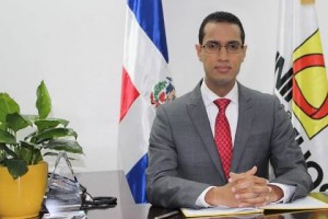 Juramentan nuevo rector de UNIREMHOS 