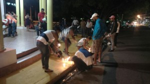 Realizan encendido de velas al frente a ayuntamiento de Dajabón exigiendo entrega apartamentos construido por el Estado 