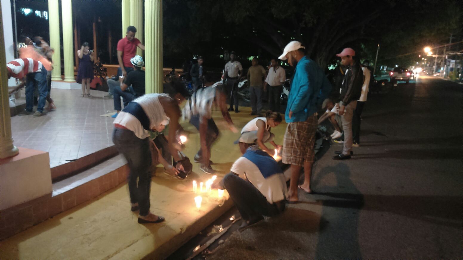 Realizan encendido de velas al frente a ayuntamiento de Dajabón exigiendo entrega apartamentos construido por el Estado