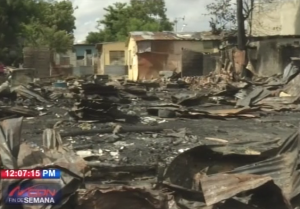 Familias afectadas por incendio en Los Alcarrizos piden ayuda de las autoridades