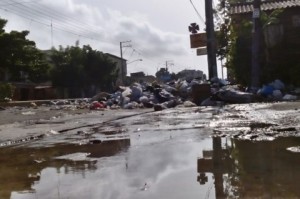 Protestan en Santiago por falta de recogida de la basura y derrame de agua 