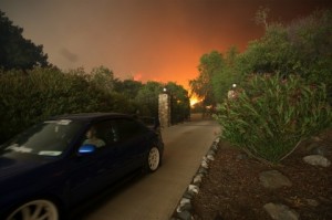 Siguen evacuaciones en sur de California por incendio

