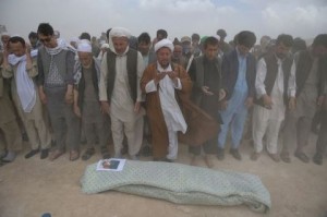 Sepultan muertos del sangriento atentado en Kabul  