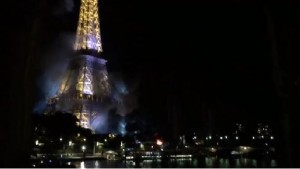 Avisan de un incendio en un camión de fuegos artificiales cercano a la Torre Eiffel de París