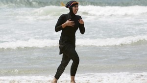 ¿Qué son los burkini que prohíben llevar en Francia?