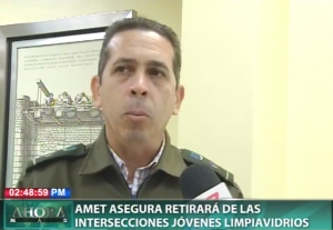 AMET asegura retirará de las intersecciones jóvenes limpiavidrios