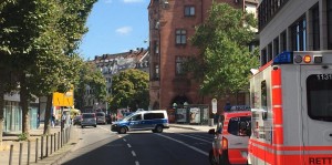 Hombre se atrinchera con un arma en restaurante en Alemania