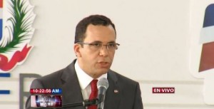 Ministro de Educación sufre caída y guarda reposo