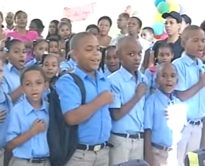 Buena asistencia de estudiantes al primer día de clases en varias escuelas de Azua