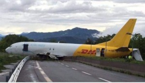 Avión de carga se sale de la pista en Italia