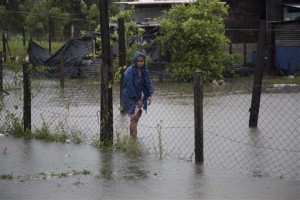 Tormenta tropical Earl toca tierra en costa de México 