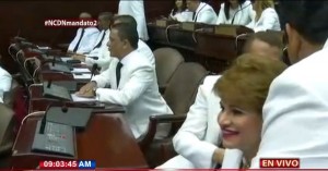 Legisladores reelectos molestos porque los cambiaron se asiento en hemiciclo