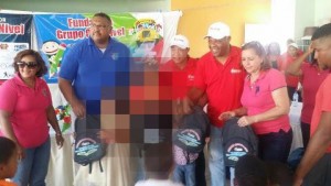 Fundación entrega útiles escolares a niños de Azua  