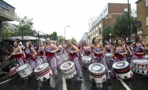 Las calles del barrio de Notting Hill se llenan hoy de locales y turistas para celebrar el cincuenta aniversario del emblemático carnaval londinense, uno de los mayores festivales callejeros de Europa.

Como manda la tradición, este domingo se inaugura el festival con el 