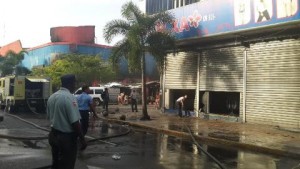 Fuego afecta tienda  en avenida Duarte