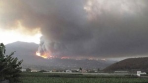 Suman 2.500 evacuados por un incendio forestal en Canarias 
