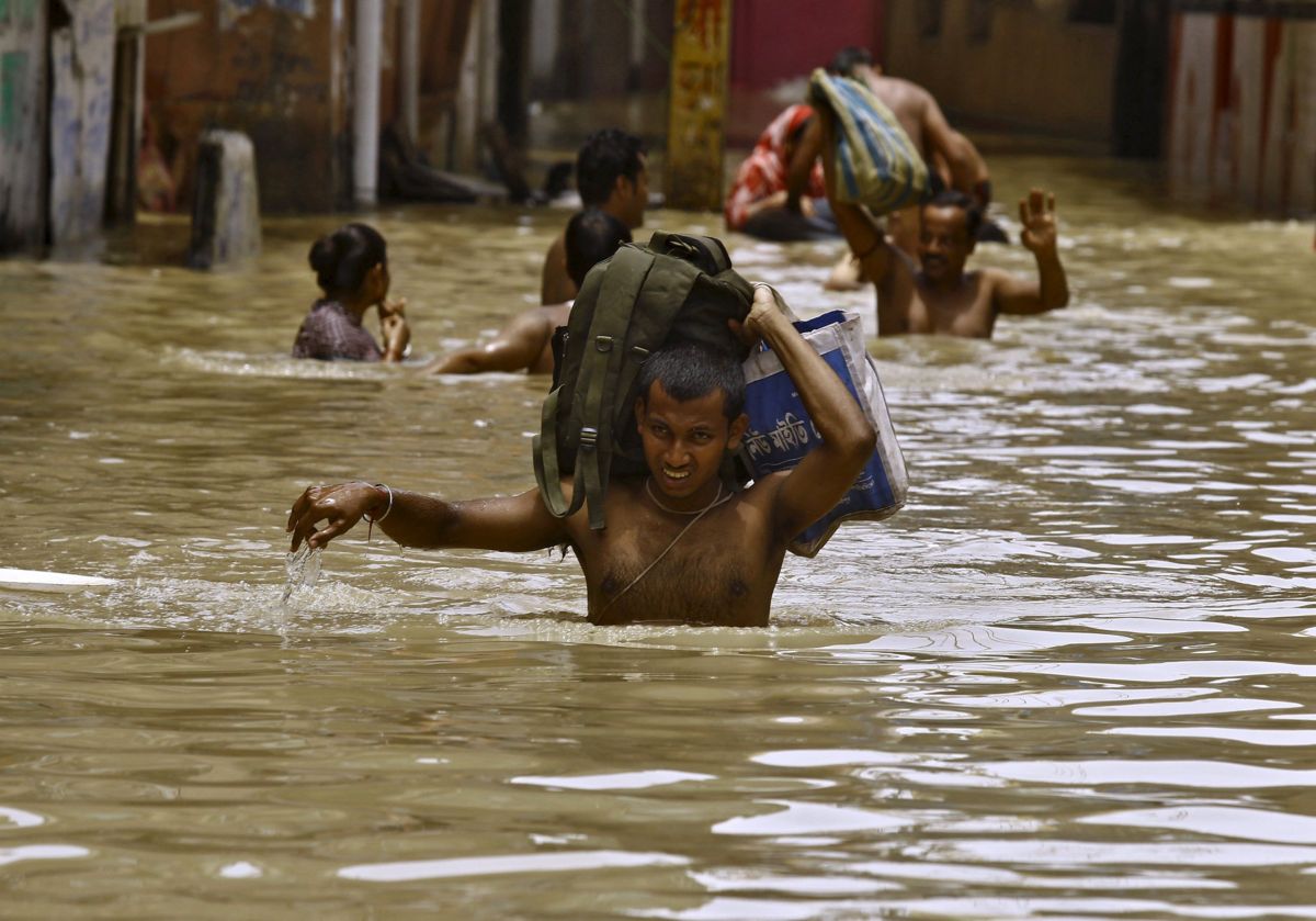 Inundaciones en India causan más de 90 muertos