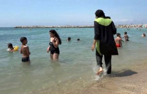 Burkinis enfrentan veto en Francia mientras crece la tensión 