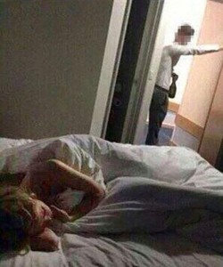 Maestra fotografiada en cama de hotel CDN37