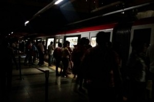Estación del metro a oscuras por apagón, pero transporte sigue operando 