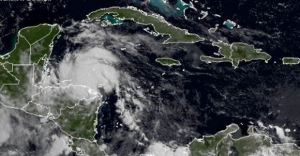ONAMET advierte aguaceros continuarán por onda tropical
