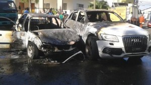 Tres vehículos se incendian al colisionar  en avenida Lope de Vega 