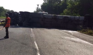 Camión tanquero lleno de combustible se desliza en Autovía del Este    