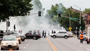 Un coche atropella a un manifestante de Black Lives Matter en EE.UU.