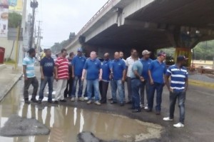 Choferes protestan para que arreglen  vías en Santiago