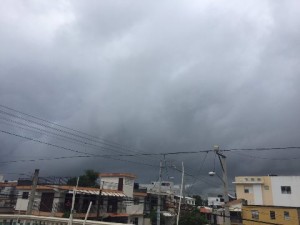 COE amplía alerta ante acercamiento de onda tropical; prohíbe uso de playas