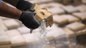 Detienen a dos hombres con 930 kilos de cocaína
