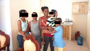 Madres de familia ocupan apartamentos construidos por el gobierno para otras personas en Dajabón