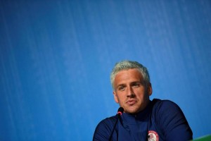 Lochte cambia su versión y siembra dudas sobre atraco a nadadores en Río