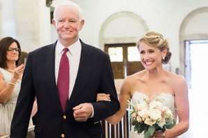 Una novia va al altar del brazo del hombre al que su padre donó el corazón