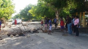 Paralizan tránsito en Azua en reclamo arreglo carretera La Plena 