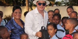 San Pedro de Macorís: Sammy Sosa entrega útiles escolares 

